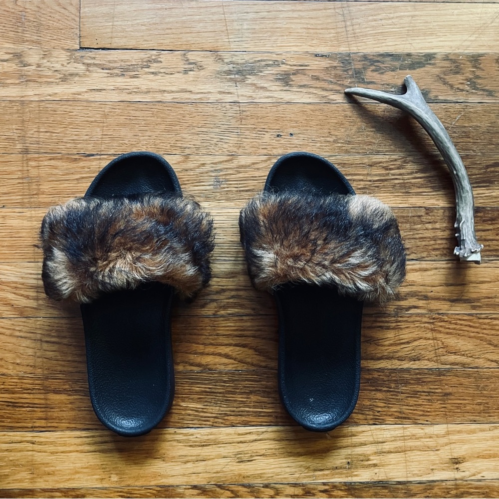 UGG ROYALE Women's brown REAL Fur Slippers sandals Black rubber soles size 37